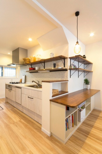 造作収納が多いキッチン。子供が生まれてマイホーム。リノベーション前提で見つけた物件は軽量鉄骨２階建ての工業化認定住宅、構造的な制約がある物件を購入。シンプルで温かな施工例に惹かれたＳＡＷＡＩ建築工房に施工依頼。対面キッチンの代わりにキッチン側面からダイニングを眺めれるプラン。的確な提案でストレスのない広くて明るい家が完成。札幌市清田区の戸建て中古住宅リノベーション事例。施工は株式会社ＳＡＷＡＩ建築工房