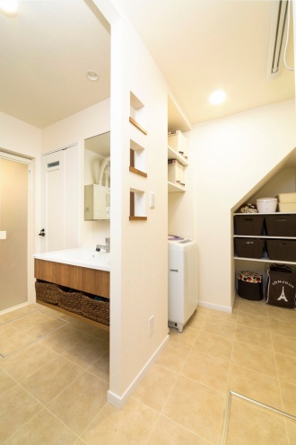 工夫が多いユーティリティー。子供が生まれてマイホーム。リノベーション前提で見つけた物件は軽量鉄骨２階建ての工業化認定住宅、構造的な制約がある物件を購入。シンプルで温かな施工例に惹かれたＳＡＷＡＩ建築工房に施工依頼。対面キッチンの代わりにキッチン側面からダイニングを眺めれるプラン。的確な提案でストレスのない広くて明るい家が完成。札幌市清田区の戸建て中古住宅リノベーション事例。施工は株式会社ＳＡＷＡＩ建築工房