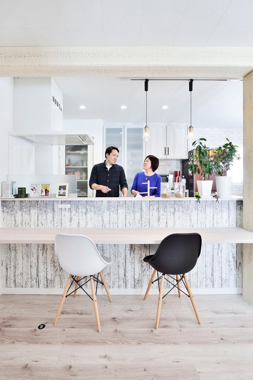 夫婦仲良くキッチンに立つ。旭川石山工務店のリフォーム・リノベーション事例。ショールームドア。すきま風の寒さを解消や高断熱・高気密の基準を満たした認定長期優良住宅　優遇税制度を受けた家。都市ガスの家。エコジョーズで真冬も暖かい家。建材の天井