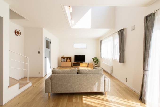 【札幌　中古住宅　リノベーション　竹内建設リノベーション】札幌の中古住宅を買ってリノベーション実例。子供の学区内で中古物件を探した。日当たりのいいLDK。吹き抜けのある家。＜札幌・リノベーション＞ 戸建てリノベーションの実例をご紹介します。「吹き抜け、手すり、曲がる階段」リノベーション事例です。