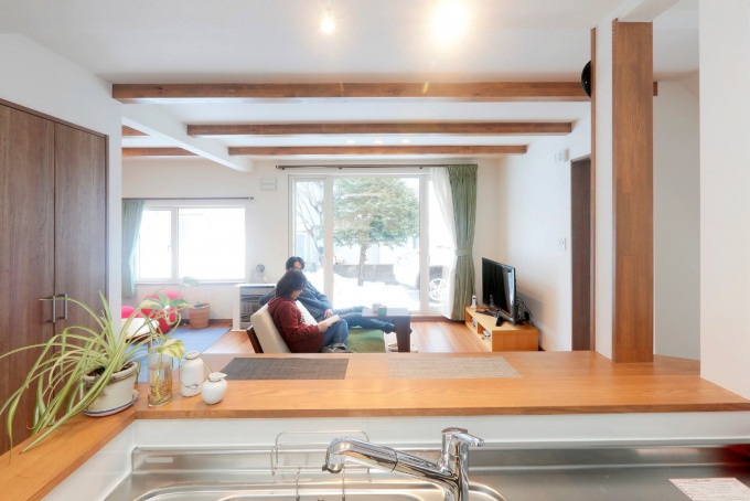 【札幌　リフォーム 】札幌で断熱、化粧梁を活かしたリフォーム実例。築42年の一軒家をコストを抑えしっかり断熱改修。ペットにも優しい、ワンコスペースのある住まい。＜札幌・リフォーム＞ 戸建てリフォームの実例をご紹介します。「三五工務店　札幌　断熱」リフォーム事例です。