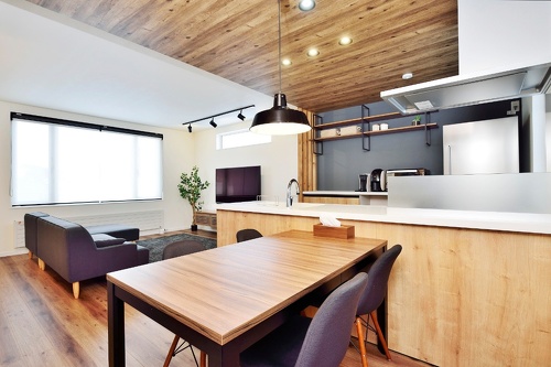 グレーで統一された子世帯ダイニング。【北海道　旭川 二世帯　リフォーム 】旭川市のリフォーム工務店　東陽AP二世帯リフォーム　玄関は別々でも　いつでも一緒！の3世代住宅の施工例＜旭川・リフォーム＞ 戸建て二世帯リフォームの実例をご紹介します。「完全分離型二世帯」のリフォーム事例です。