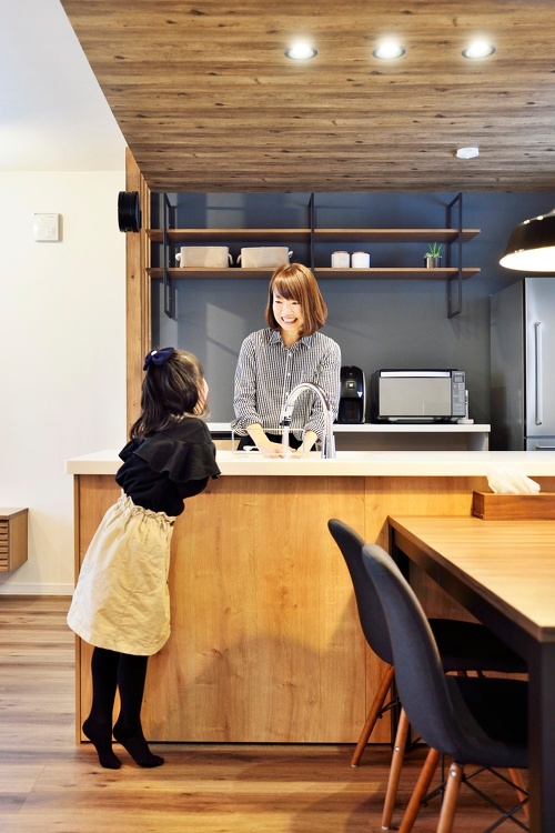 木目の下がり天井のキッチン。【北海道　旭川 二世帯　リフォーム 】旭川市のリフォーム工務店　東陽AP二世帯リフォーム　玄関は別々でも　いつでも一緒！の3世代住宅の施工例＜旭川・リフォーム＞ 戸建て二世帯リフォームの実例をご紹介します。「完全分離型二世帯」のリフォーム事例です。