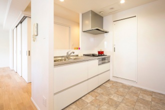 築28年のマンションをリノベーション。ナラ無垢材のマンション用遮音フローリング。オリジナルの家具は優しいフォルムと木の素材感が魅力的。住み手のセンスやスタイルに合わせてアレンジしやすい空間。施工は三五工務店