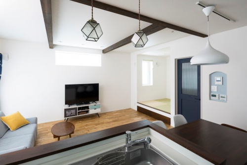 札幌市東区の中古住宅を購入してリノベーション。アルティザン建築工房の施工事例。戸建てリノベーション。凹凸のある既存を活かして2階は増築。3部屋を確保。床面積に制限がある。断熱材の全面入れ替え。無垢床のダイニングにテラコッタタイル。キッチン収納を造作。壁一面のクローゼットがあある寝室。子供たちの学区内や地下鉄の徒歩圏内で中古住宅を購入。プランは畳コーナーのあるリビング、対面キッチン、2つの子供部屋に大容量の玄関収納など要望はすべて叶い、断熱性も抜群。家族みんなのびのびくらせます。