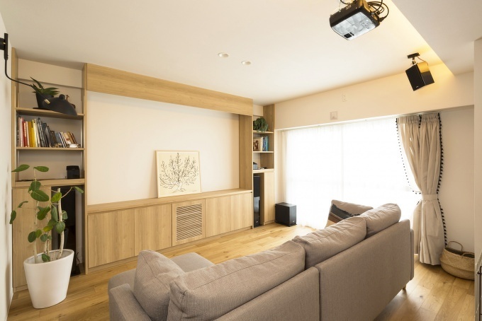 札幌・中古リノベーション・マンション。大空間のLDKにホームシアター機能を導入。配線は天井裏に。収納家具はすべて造作。キッチン腰壁は目隠しを兼ねたバル風のカウンター。広い浴室は戸建て用をカスタマイズして追い炊き機能も追加。扉の木目が美しいシステムキッチンは、ガスオーブンをビルトインしたタイプ。床と壁にヘキサゴン柄を採用した水回り。玄関には土間収納。大容量のウォークインクローゼット。RELIFE＊［リライフ］株式会社北王　リフォーム事業部のマンションリフォーム・リノベーション事例。