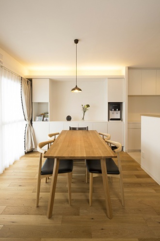 札幌・中古リノベーション・マンション。大空間のLDKにホームシアター機能を導入。配線は天井裏に。収納家具はすべて造作。キッチン腰壁は目隠しを兼ねたバル風のカウンター。広い浴室は戸建て用をカスタマイズして追い炊き機能も追加。扉の木目が美しいシステムキッチンは、ガスオーブンをビルトインしたタイプ。床と壁にヘキサゴン柄を採用した水回り。玄関には土間収納。大容量のウォークインクローゼット。RELIFE＊［リライフ］株式会社北王　リフォーム事業部のマンションリフォーム・リノベーション事例。