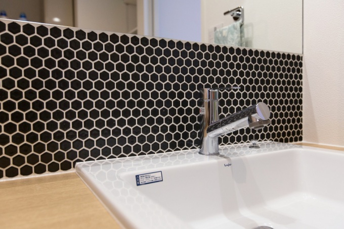 アパートから一軒家をもつために中古リノベを選びました。解放感を出すためにあえて段差のあるキッチンへ。部屋の隅々まで光が届くLDK、愛着の家具が引き立つ内装デザイン、ゆったりサイズの浴室など、ほぼすべての希望が叶ったリフォーム。施工はSAWAI建築工房。