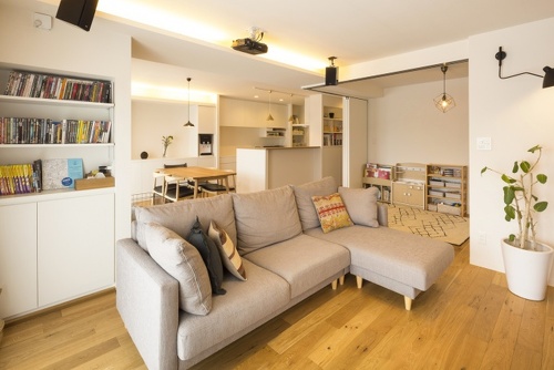 札幌・中古リノベーション・マンション。大空間のLDKにホームシアター機能を導入。配線は天井裏に。収納家具はすべて造作。キッチン腰壁は目隠しを兼ねたバル風のカウンター。広い浴室は戸建て用をカスタマイズして追い炊き機能も追加。扉の木目が美しいシステムキッチンは、ガスオーブンをビルトインしたタイプ。床と壁にヘキサゴン柄を採用した水回り。玄関には土間収納。大容量のウォークインクローゼット。RELIFE＊［リライフ］株式会社北王　リフォーム事業部のマンションリフォーム・リノベーション事例。