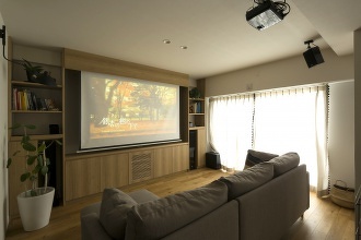 札幌・中古リノベーション・マンション。大空間のLDKにホームシアター機能を導入。配線は天井裏に。収納家具はすべて造作。キッチン腰壁は目隠しを兼ねたバル風のカウンター。広い浴室は戸建て用をカスタマイズして追い炊き機能も追加。扉の木目が美しいシステムキッチンは、ガスオーブンをビルトインしたタイプ。床と壁にヘキサゴン柄を採用した水回り。玄関には土間収納。大容量のウォークインクローゼット。RELIFE＊［リライフ］株式会社北王　リフォーム事業部のマンションリフォーム・リノベーション事例。