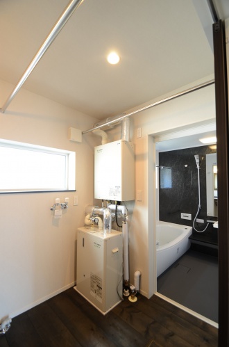 エコフィール給湯機。高断熱な家にエコフィールで経済的。灯油の省エネ。リノベーションでエコフィールを選択した実例。石油ストーブによる個別暖房とLPガス給湯だったものをセントラル方式に。断熱改修の効果とランニングコストに優れたエコフィール。場所を取らない壁掛型の給湯器と据置型の温水暖房専用熱源機の組み合わせで、ユーティリティはすっきり。