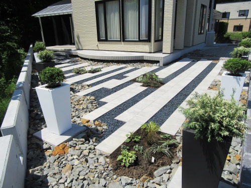 札幌市中央区でお庭と玄関周りのリフォーム。絶景ロケーションの立地のお庭を、ナチュラルテイストからドライガーデンにリフォーム。擁壁上の工事では大型クレーンを導入。ハイセンスなお庭が完成しました。