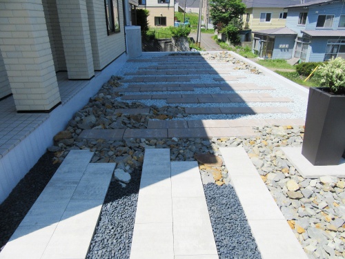 札幌市中央区でお庭と玄関周りのリフォーム。絶景ロケーションの立地のお庭を、ナチュラルテイストからドライガーデンにリフォーム。擁壁上の工事では大型クレーンを導入。ハイセンスなお庭が完成しました。