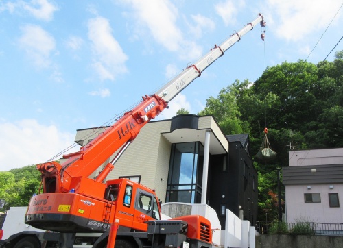 札幌市中央区でお庭と玄関周りのリフォーム。絶景ロケーションの立地のお庭を、ナチュラルテイストからドライガーデンにリフォーム。擁壁上の工事では大型クレーンを導入。ハイセンスなお庭が完成しました。