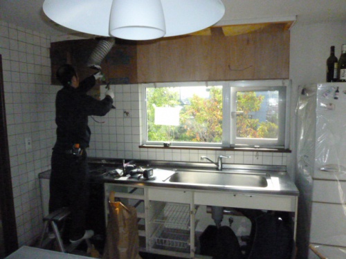 キッチンワークスのリフォーム事例。札幌市清田区のリフォーム。窯変釉を生かしたタイルは汚れにも強く、お手入れ簡単。目地材はキッチン専用の油汚れ防止目地材「スーパークリーンキッチン」を使用。システムキッチンは、LIXILの『サンヴァリエ　アレスタ』シリーズへの交換。レンジフードはトクラスの『サイクロンフード』。水平渦巻きによる高い集煙性と、「フロントキャッチ方式」により、内部への油汚れをしっかり抑えます。レンジフード本体は、油をはじく撥油塗装。なめらかな形状と合わせて、拭き掃除が簡単です。標準品ではなく、お客