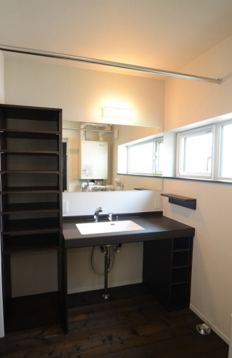 高断熱な家にエコフィールで経済的。灯油の省エネ。リノベーションでエコフィールを選択した実例。石油ストーブによる個別暖房とLPガス給湯だったものをセントラル方式に。断熱改修の効果とランニングコストに優れたエコフィール。場所を取らない壁掛型の給湯器と据置型の温水暖房専用熱源機の組み合わせで、ユーティリティはすっきり。