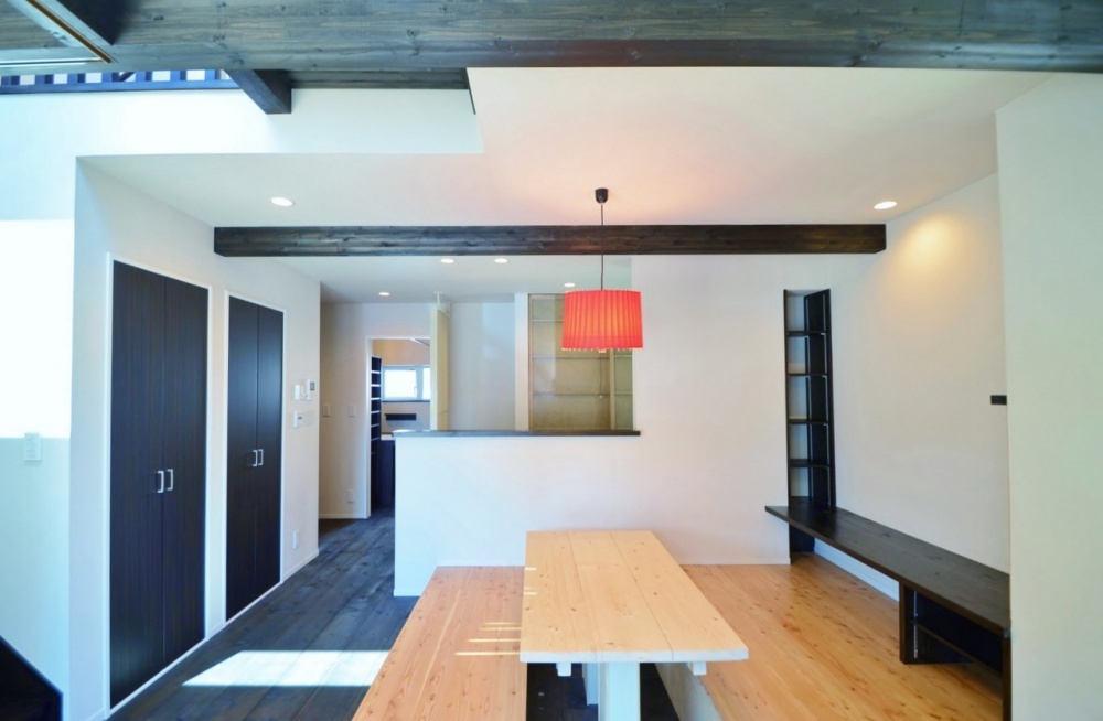 高断熱な家にエコフィールで経済的。灯油の省エネ。リノベーションでエコフィールを選択した実例。石油ストーブによる個別暖房とLPガス給湯だったものをセントラル方式に。断熱改修の効果とランニングコストに優れたエコフィール。場所を取らない壁掛型の給湯器と据置型の温水暖房専用熱源機の組み合わせで、ユーティリティはすっきり。