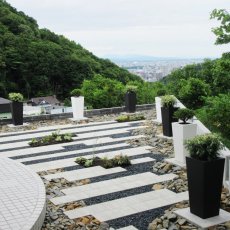 札幌市中央区でお庭と玄関周りのリフォーム。絶景ロケーションの立地のお庭を、ナチュラルテイストからドライガーデンにリフォーム。擁壁上の工事では大型クレーンを導入。ハイセンスなお庭が完成しました。