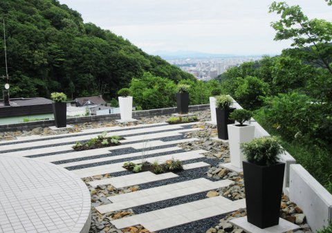 札幌市中央区でお庭と玄関周りのリフォーム。絶景ロケーションの立地のお庭を、ナチュラルテイストからドライガーデンにリフォーム。擁壁上の工事では大型クレーンを導入。ハイセンスなお庭が完成しました。