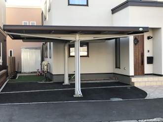 新築から1年経ち、雪の処理を解消するためロードヒーティング新設かカーポート設置かで悩み、ワングリーンに相談。雪かきの負担を減らせるカーポートを勧められ採用。採光タイプのカーポートなのでリビング窓にも光が入り、玄関前も明るい印象。