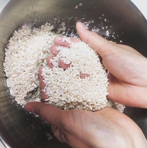 料理を美味しく簡単にしてくれる魔法のアイテム「塩麹」仕込みしておけば素材がさらに美味しくなる優れもの。そして体を内側から元気にしてくれるとっても大切な栄養が沢山。そんな塩糀を基本から学べる講座は10月28日(木)、札幌市中央区宮の森のカフェレストラン「hygge」の見学も自由です。