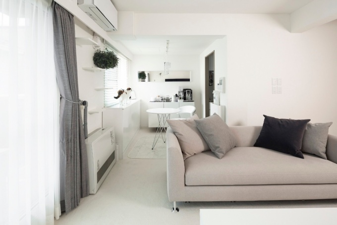 白を基調としたお部屋にマンションリフォーム。天気が悪い日でもすっきりと目覚められるような明るい家です。カーテンレール上のキャットウォークやキッチン横にカフェのようなコーナー、機器類は組み立て式家具に収納、奥行きを感じるよう壁に横長の鏡など空間を広く見せる工夫と愛猫のための心地よく暮らすリフォームを実現。施工はエミヤ。