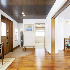築30年の家をフルリフォーム。滝のような雨漏りが発生し、リフォームして二世帯暮らしの事例です。車庫は小さくして食品庫兼物置に。浴室を広げ、狭くなったユーティリティは、洗面台や洗濯機の位置を変えて前より使いやすく。玄関に直結した多目的なホールは日本家屋の縁側のような自由スペース。住空間に明るさと開放感が生まれました。観音開きの扉２つは、ダイニングに新たな収納を設けるアイデア。ユーティリティに造作収納など、参考にした工夫が多い事例。施工は札幌東急リフォーム。札幌市厚別区のリフォーム。