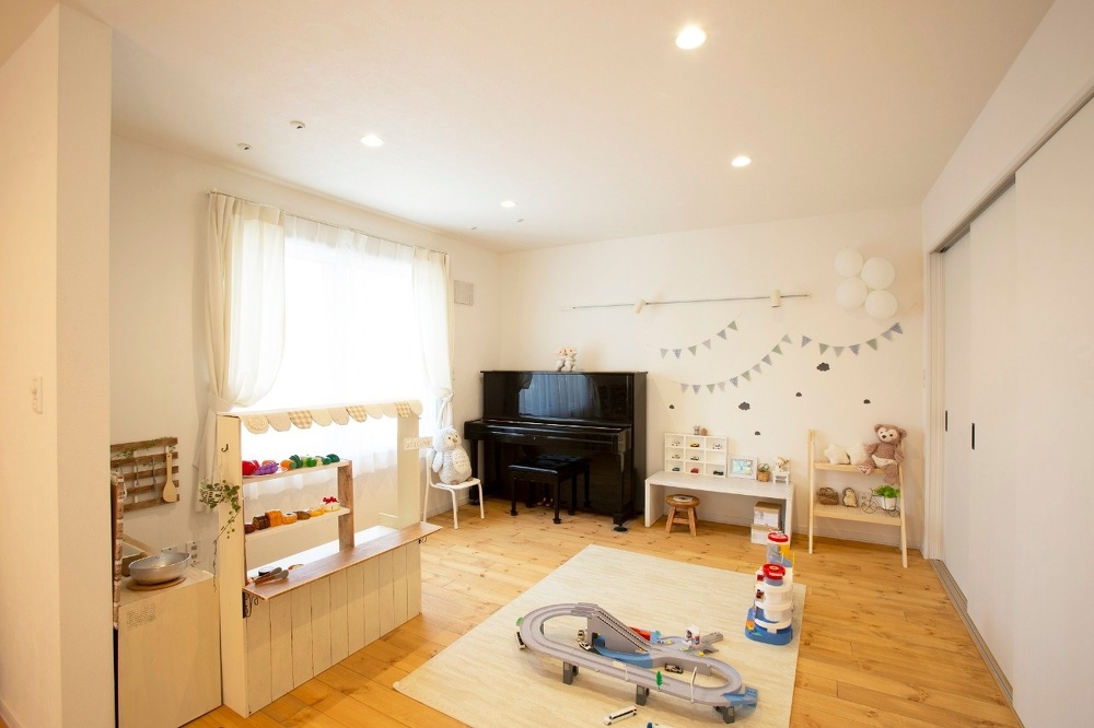 クラフトやインテリアが似合うナチュラルカントリーテイストに実家をリノベーションした北海道の施工事例。キッチンの化粧梁。オフホワイトの色調で優しい雰囲気の家に。アンティ―う調の家具も自分好みにエイジング塗装。木工作品が映える家です。