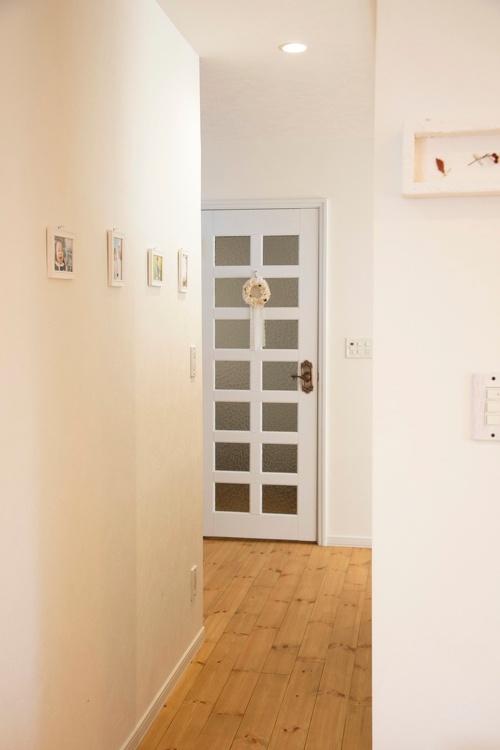 クラフトやインテリアが似合うナチュラルカントリーテイストに実家をリノベーションした北海道の施工事例。キッチンの化粧梁。オフホワイトの色調で優しい雰囲気の家に。アンティ―う調の家具も自分好みにエイジング塗装。木工作品が映える家です。