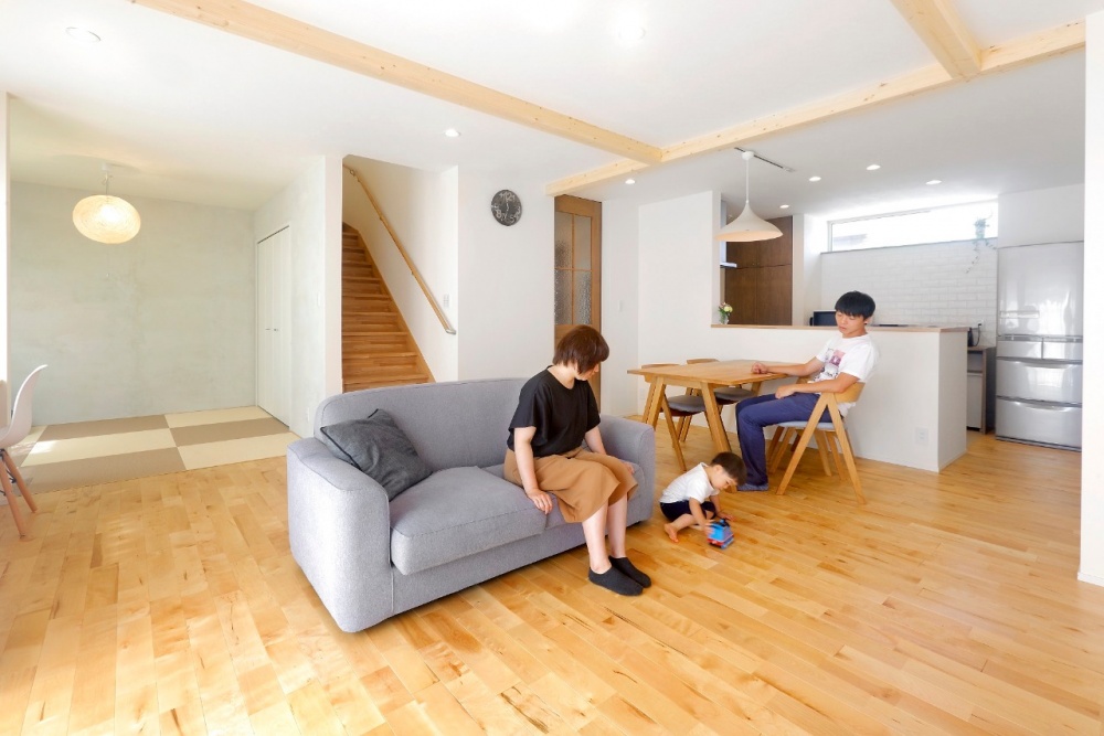 コストを抑えて自由度の高い設計ができる中古リノベーションを選択した札幌のリノベ経験談。長期優良住宅の認定を受けイニシャルコストもランニングコストも抑えるだけでなく、効率的な家事動線の間取り、各ゾーンごとに確保する収納スペース、オープンな塗り壁和室、子供が第一の住まいに希望を叶えました。無垢の床材で2匹の犬と子どもが素足で走り回れる家。施工は札幌のアルティザン建築工房。