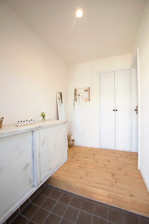 クラフトやインテリアが似合うナチュラルカントリーテイストに実家をリノベーションした北海道の施工事例。キッチンの化粧梁。オフホワイトの色調で優しい雰囲気の家に。アンティ―う調の家具も自分好みにエイジング塗装。木工作品が映える家です。