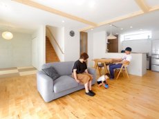 コストを抑えて自由度の高い設計ができる中古リノベーションを選択した札幌のリノベ経験談。長期優良住宅の認定を受けイニシャルコストもランニングコストも抑えるだけでなく、効率的な家事動線の間取り、各ゾーンごとに確保する収納スペース、オープンな塗り壁和室、子供が第一の住まいに希望を叶えました。無垢の床材で2匹の犬と子どもが素足で走り回れる家。施工は札幌のアルティザン建築工房。