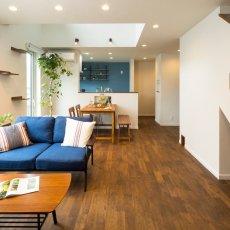 【札幌　戸建て　中古住宅＋リノベーション 】札幌の中古住宅＋リノベーションの事例。平屋の広さを活かした間取りと、ペットの猫のためキャットウォークのある吹き抜けリビングが特徴的なリノベーション。基礎以外の構造を全面改修し、高断熱・高機密を実現。太陽光発電で光熱費の削減、こだわりのナチュラルヴィンテージのインテリアで長期優良住宅の認定も受けています。＜札幌・戸建て・中古住宅＋リノベーション＞ の実例をご紹介します。「リビングワーク　札幌　断熱」リフォーム事例です。