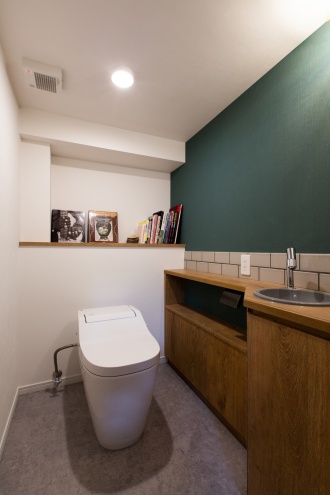 トイレは造作洗面台のミラー両端に、光を取り込む採光窓を設置。