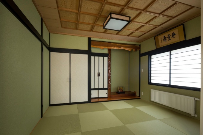 札幌・実家リノベ・戸建て。吹き抜けの周囲は回廊風にデザイン。手すりにはアイアン。減築して駐車スペースを確保。窓周りのアールデザイン。抜けない柱を活かした飾り棚。明るく開放的なキッチン。ファミリースペース。カルチャードストーンの壁と間接照明が美しい玄関。和室には日本の美が感じられる格天井と床の間。木のカウンターとタイルがマッチした造作の洗面台。ゴージャスなトイレ。ウォークインクローゼット。デスクコーナー。株式会社アルティザン建築工房の実家リノベーション・リフォーム事例。