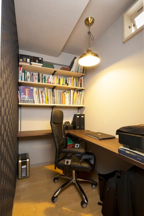 札幌・中古リノベーション・マンション。大空間のLDKにホームシアター機能を導入。配線は天井裏に。収納家具はすべて造作。キッチン腰壁は目隠しを兼ねたバル風のカウンター。広い浴室は戸建て用をカスタマイズして追い炊き機能も追加。扉の木目が美しいシステムキッチンは、ガスオーブンをビルトインしたタイプ。床と壁にヘキサゴン柄を採用した水回り。玄関には土間収納。大容量のウォークインクローゼット。RELIFE＊［リライフ］株式会社北王　リフォーム事業部のマンションリフォーム・リノベーション事例。