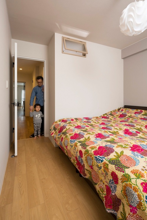 札幌・中古リノベーション・マンション。大空間のLDKにホームシアター機能を導入。配線は天井裏に。収納家具はすべて造作。キッチン腰壁は目隠しを兼ねたバル風のカウンター。広い浴室は戸建て用をカスタマイズして追い炊き機能も追加。扉の木目が美しいシステムキッチンは、ガスオーブンをビルトインしたタイプ。床と壁にヘキサゴン柄を採用した水回り。玄関には土間収納。大容量のウォークインクローゼット。RELIFE＊［リライフ］株式会社北王　リフォーム事業部のマンションリフォーム・リノベーション事例。