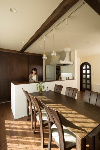 札幌・実家リノベ・戸建て。吹き抜けの周囲は回廊風にデザイン。手すりにはアイアン。減築して駐車スペースを確保。窓周りのアールデザイン。抜けない柱を活かした飾り棚。明るく開放的なキッチン。ファミリースペース。カルチャードストーンの壁と間接照明が美しい玄関。和室には日本の美が感じられる格天井と床の間。木のカウンターとタイルがマッチした造作の洗面台。ゴージャスなトイレ。ウォークインクローゼット。デスクコーナー。株式会社アルティザン建築工房の実家リノベーション・リフォーム事例。