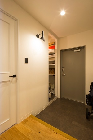 札幌・中古リノベーション・マンション。大空間のLDKにホームシアター機能を導入。配線は天井裏に。収納家具はすべて造作。キッチン腰壁は目隠しを兼ねたバル風のカウンター。広い浴室は戸建て用をカスタマイズして追い炊き機能も追加。扉の木目が美しいシステムキッチンは、ガスオーブンをビルトインしたタイプ。床と壁にヘキサゴン柄を採用した水回り。玄関には土間収納。大容量のウォークインクローゼット。RELIFE＊［リライフ］株式会社北王　リフォーム事業部のマンションリフォーム・リノベーション事例。