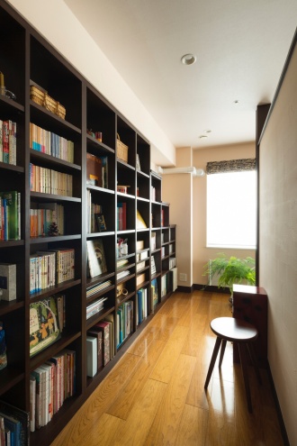 「愛用の家具」がなじむ住まいへ <札幌・リフォーム・マンション>「イギリスの田舎」をコンセプトに製作された飛騨高山のダイニングテーブル。子供が独立後、使っていなかった子供部屋を活用。玄関と個室の壁を取り払い、明るいエントランスに。ピンクベージュの漆喰壁。壁一面のブックシェルフ。造作本棚。ブリック調のタイルを貼ったパーテーション。アンティークガラスを入れた引き戸で、光を通して。株式会社SAWAI建築工房のリフォーム事例。