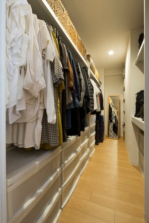 札幌・中古リノベーション・マンション。大空間のLDKにホームシアター機能を導入。配線は天井裏に。収納家具はすべて造作。キッチン腰壁は目隠しを兼ねたバル風のカウンター。広い浴室は戸建て用をカスタマイズして追い炊き機能も追加。扉の木目が美しいシステムキッチンは、ガスオーブンをビルトインしたタイプ。床と壁にヘキサゴン柄を採用した水回り。玄関には土間収納。大容量のウォークインクローゼット。RELIFE＊［リライフ］株式会社北王　リフォーム事業部のマンションリフォーム・リノベーション事例。