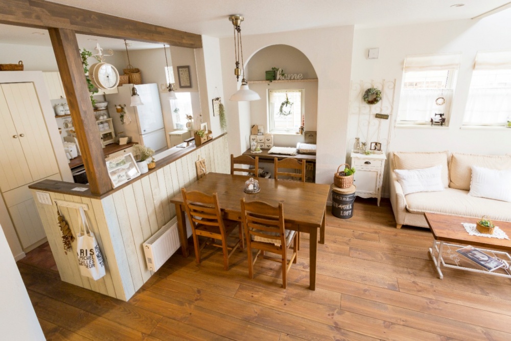 来客が思わず歓声を上げる、フレンチシャビーの美しいLDK空間。職人手仕事の技が見える塗り壁や足当たりの柔らかいフレンチパインの床が温かみのある表情を創り出しています