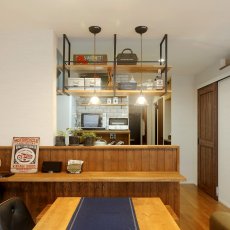キッチンカウンターは室内ドアなどのインテリアも合わせてトータルコーディネート。