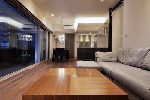 間接照明から天井に反射する光も趣深く。ラグジュアリーな時間を演出する仕掛けがそこここに