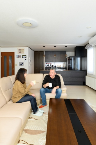 奥さまが仕事で遅くなる時はご主人が炊飯当番。コーヒー好きのご夫妻こだわりのエスプレッソマシンで淹れた一杯で会話も弾みます