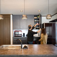 ほとんど使っていなかった前面の吊り戸棚をなくして、キッチンカウンターとカップボードに収納を集約しました