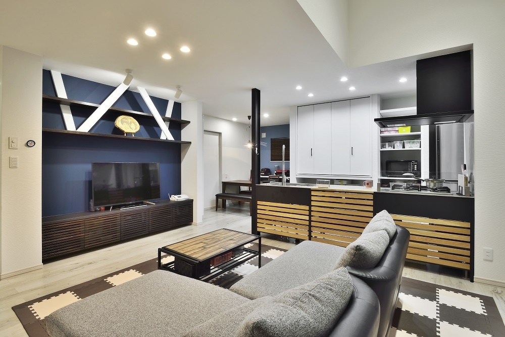 リビングの幾何学的な構成の壁面収納は、洗練のキッチンと好相性