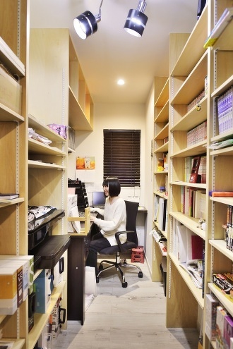 隠れ家のような奥さまの仕事部屋は集中できる環境。収納力バツグンの書棚も併設しています