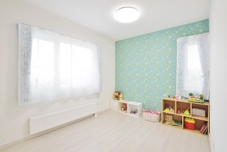 広い子供部屋は、北欧チックなクロス「パインブル」のクールグリーンがアクセント