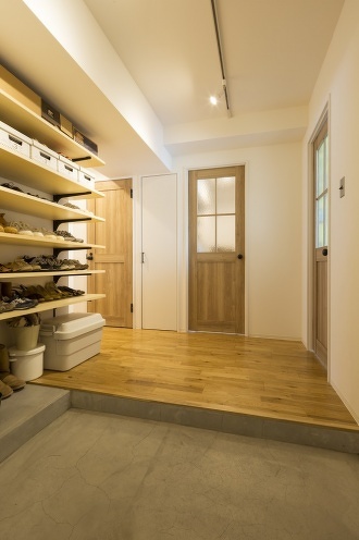 元の洗面スペースも使って広くなった玄関。靴収納をオープン棚にしたことで、より広がり感が出ました